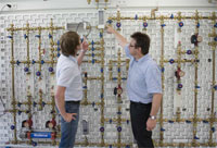 Praxisnahe Weiterbildung, zum Beispiel an der Hydraulikwand in der Buderus Akademie, spielt im Schulungssplan 2010 wieder eine wichtige Rolle. Foto: Buderus